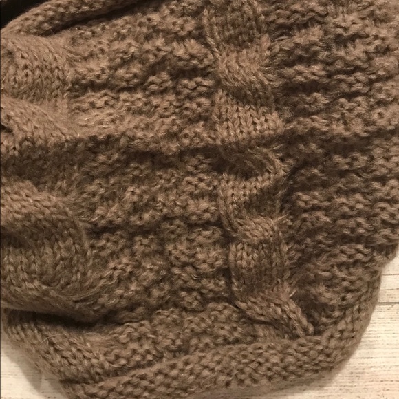 NWT Tahari Cable Knit Infinity Scarf In Taupe - Picture 4 of 6